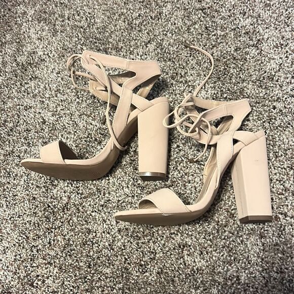 Women’s Heels  - Picture 1 of 6
